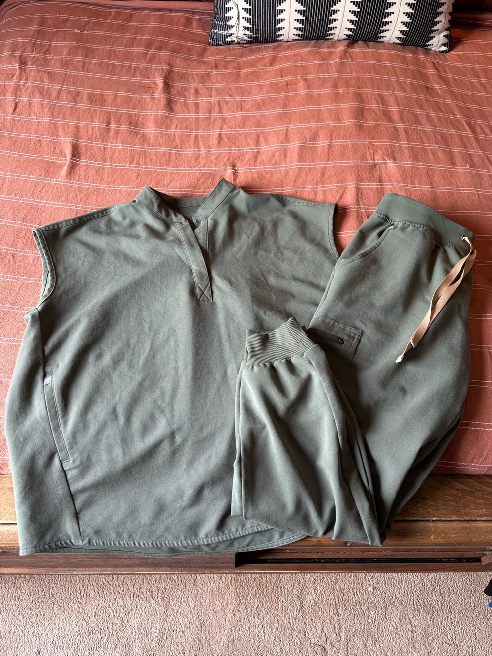 FIGS Olive Green Set - Rafela Top (M) & Zamora Jogger Pants (M)
